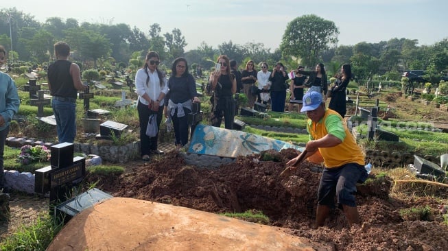 Proses pembongkaran makam Melisha Sidabutar di TPU Padurenan, Bekasi, Jawa Barat pada Kamis (11/4/2024). [Suara.com/Rena Pangesti]