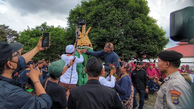 Tak Ada Lagi Rebutan Uba Rampe, Kraton Yogyakarta Bagikan Gunungan Garebeg Langsung ke Warga