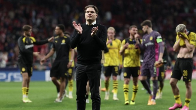 Pelatih Dortmund Edin Terzic pada akhir pertandingan leg pertama perempat final Liga Champions UEFA antara Atletico Madrid dan Borussia Dortmund di Stadion Metropolitano, Madrid, Rabu (10/4/2024) (AFP/THOMAS COEX)