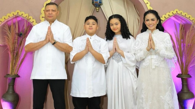 Potret Lebaran Kris Dayanti dan Raul Lemos. (Instagram/krisdayantilemos)