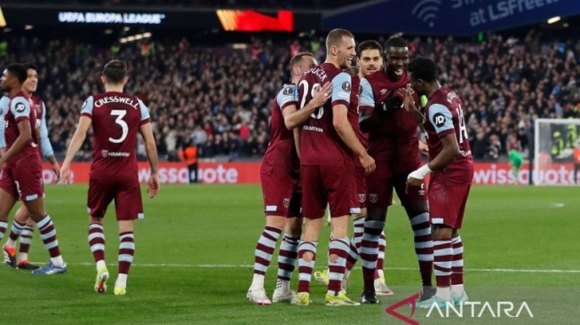 Gelandang West Ham United asal Ghana #14 Mohammed Kudus (kanan) merayakan gol kelima tim bersama bek West Ham United asal Prancis #04 Kurt Zouma pada pertandingan sepak bola leg kedua babak 16 besar Liga Eropa UEFA antara West Ham United dan SC Freiburg di The London Stadion, di London timur pada 14 Maret 2024. (ANTARA/AFP/Ian Kington)