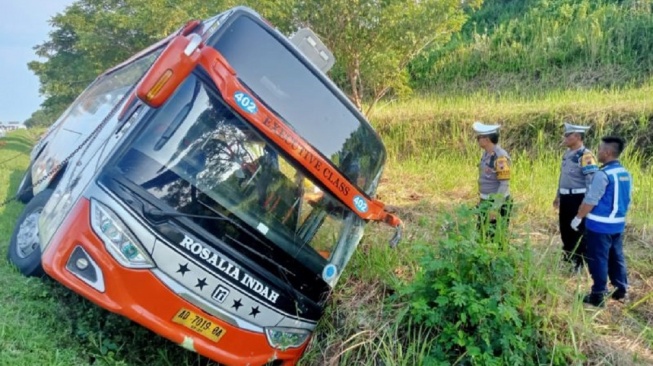 Bus Rosalia Indah mengalami kecelakaan di ruas Tol Semarang-Batang, Kamis (11/4/4024). (ANTARA/HO-Humas Polda Jateng)