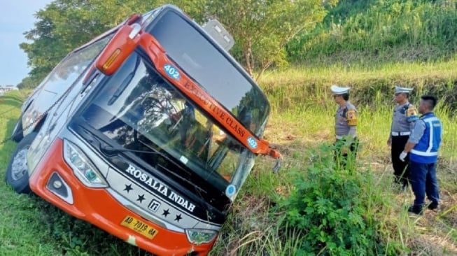 Bus Rosalia Indah mengalami kecelakaan di ruas Tol Semarang-Batang, Kamis (11/4/4024). (ANTARA/HO-Humas Polda Jateng)