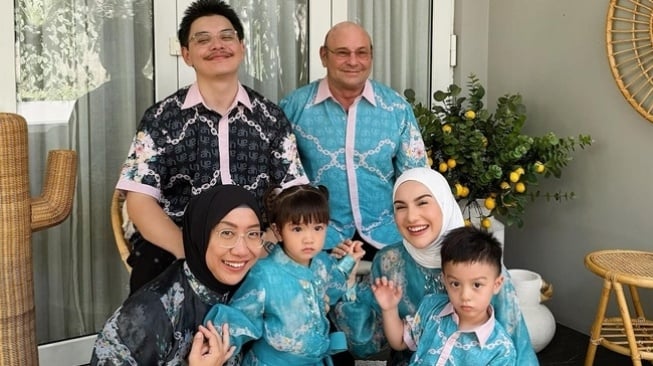 10 Artis Lebaran Tanpa Pasangan, Tetap Bahagia Bersama Keluarga dan ...