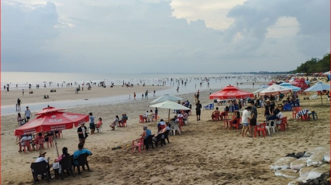 Pemudik dan Wisatawan Berlomba Padati Pantai Kuta Pasca Lebaran, Jalanan Pun Macet