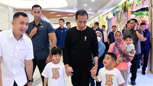 Presiden Joko Widodo atau Jokowi menghabiskan waktu libur lebaran dengan mengajak bermain cucunya yakni Sedah Mirah Nasution, Panembahan Al Nahyan Nasution, dan Panembahan Al Saud Nasution di mal di Mal Centre Point, Medan, Kamis (11/4/2024). (Muchlis Jr - Biro Pers Sekretariat Presiden)