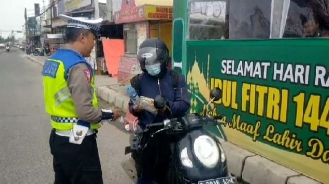 Aksi Simpatik Pemotor ke Personel Polisi yang Atur Lalu Lintas di Serang