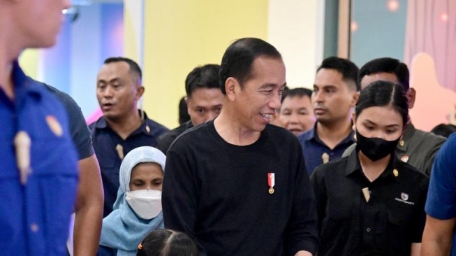 Habiskan Libur Lebaran di Medan, Jokowi Dikawal Nahyan di Mall