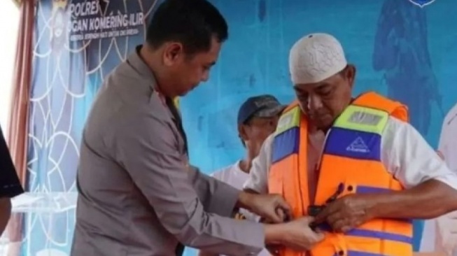 Bukan Sembako, Pemkab Ini Bagi-Bagi Pelampung Cegah Kecelakaan Laut Saat Lebaran