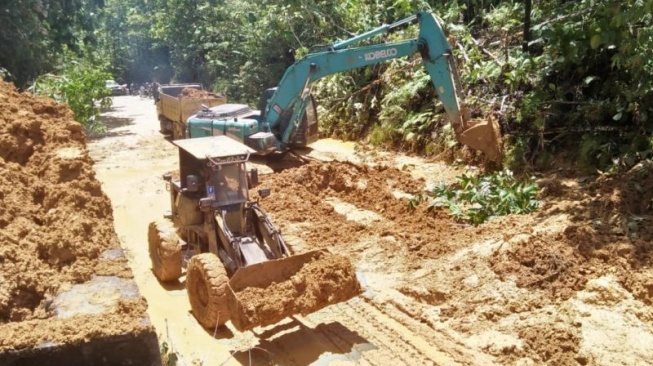 Longsor Susulan Hambat Akses Jalan Nasional di Bukit Genting Lanjak Kabupaten Kapuas Hulu