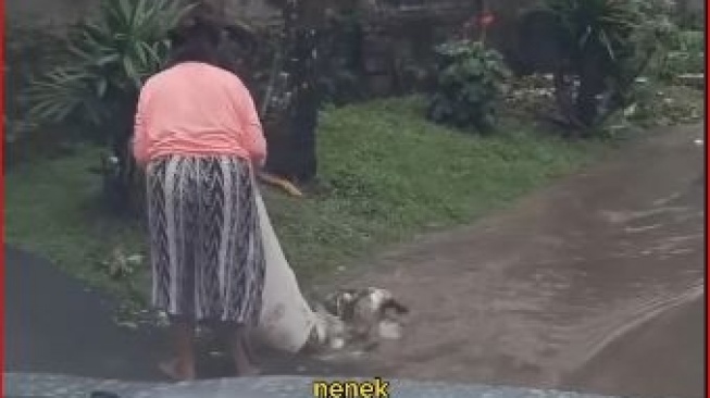 Nenek Ini Buang Sampah di Luapan Air, Yang Lihat Cuma Bisa Bilang Miris