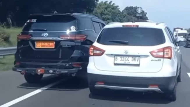 Viral Pengemudi Fortuner Dengan Plat TNI Ambil Bahu Jalan dan Serempet Mobil Pengguna Jalan Lain. (Tangkapan layar/IG)