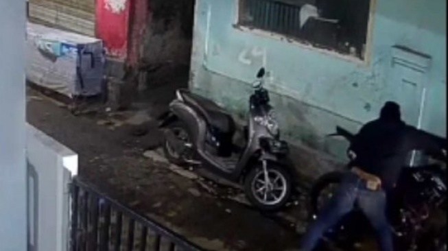 Aksi Pencurian Sepeda Motor Terekam CCTV di Malang, Pelaku Beraksi dalam 30 Detik