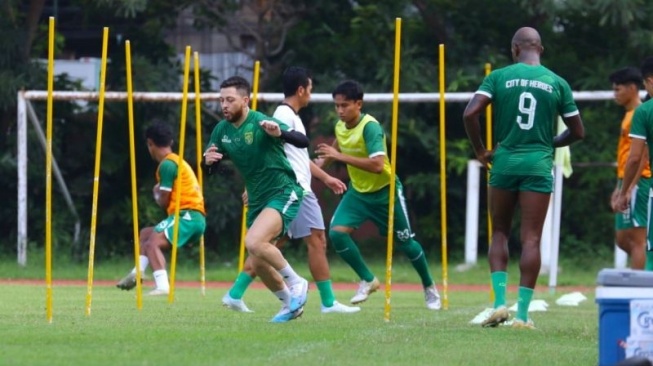 Pemain asing Persebaya Surabaya Robson Duarte (kedua kiri) menjalani latihan bersama tim di Lapangan Thor Surabaya, Jumat (12/04/2024). ANTARA/Naufal Ammar Imaduddin