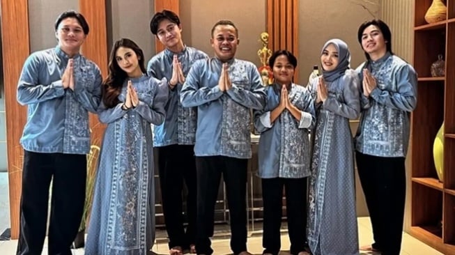 8 Potret Artis Non Islam Ikut Rayakan Idul Fitri, Penuh Toleransi