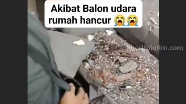 Kerusakan yang ditimbulkan akibat balon udara jatuh di Blitar. [beritajatim.com]