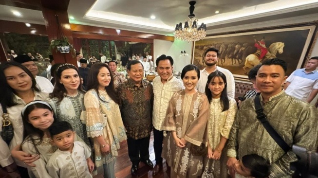 keluarga Yusril Ihza Mahendra berlebaran di Kantor Menhan (Instagram/@yurikemalf)