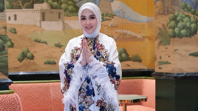 Fakta Outfit Lebaran Syahrini Seharga Ratusan Juta (Instagram/@princessyahrini)