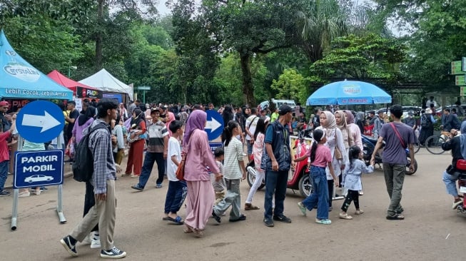 Pengunjung memadati Taman Margasatwa Ragunan di Jakarta Selatan, Sabtu (13/4/2024). [Suara.com/Dea]