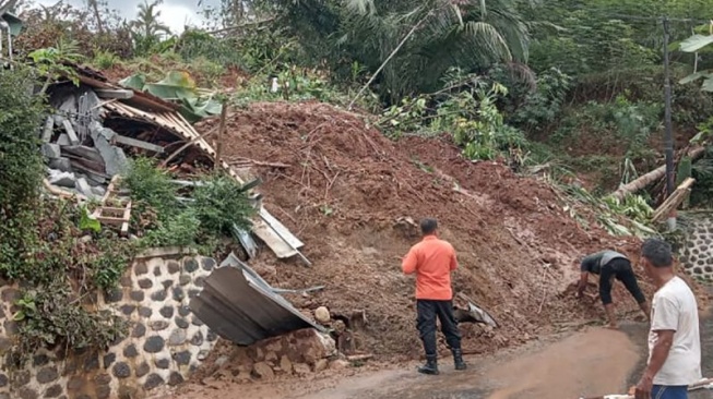 17 Jiwa Mengungsi Akibat Tanah Bergerak di Punggelan, Dua Rumah Rusak Berat Tertimbun Longsor