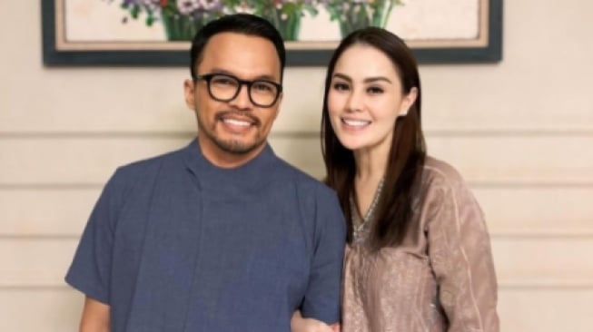 Potret Lebaran Keluarga Faisal Harris, Beda Foto Bareng Sarita dan Jennifer Dunn, Senyumnya Jadi Sorotan