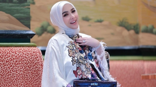 Fakta Outfit Lebaran Syahrini Seharga Ratusan Juta (Instagram/@princessyahrini)