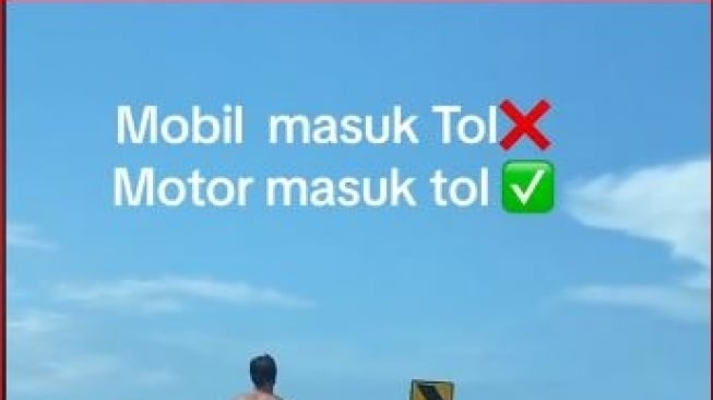 Pemotor Ini Pede Lewat Tol Tanpa Baju Dan Helm, Salah Jalur Pula