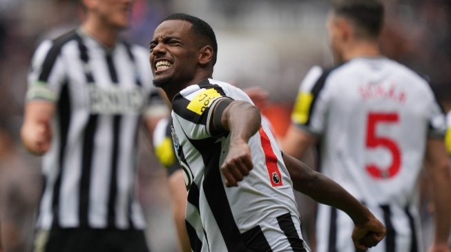 Striker Newcastle United asal Swedia, Alexander Isak melakukan selebrasi setelah mencetak gol ketiga timnya selama pertandingan Liga Inggris 2023-2024 antara Newcastle United vs Tottenham Hotspur di St James' Park di Newcastle-upon-Tyne, timur laut Inggris pada 13 April 2024.Andy Buchanan / AFP.