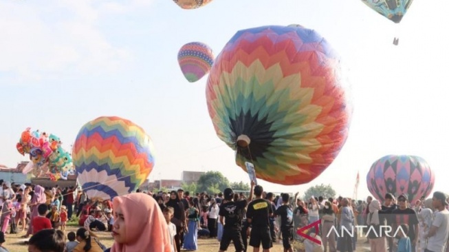 Pekalongan Gelar Festival Balon 2024, Warna Warni Kreatif di Langit Lebaran