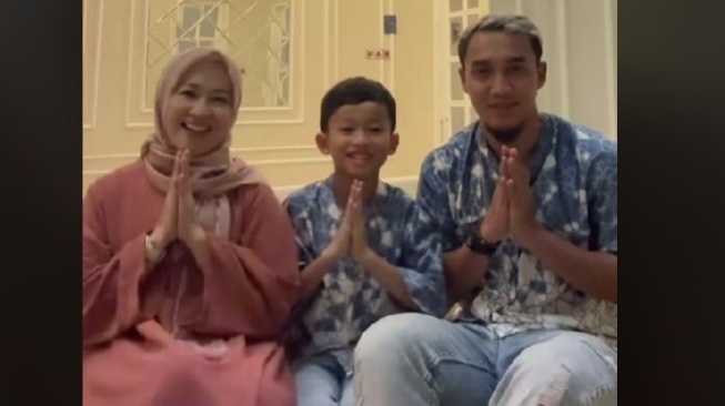 Momen Haru Gunawan Dwi Cahyo dan Okie Agustina Lebaran Bareng Anak: Selamat Hari Raya Papa