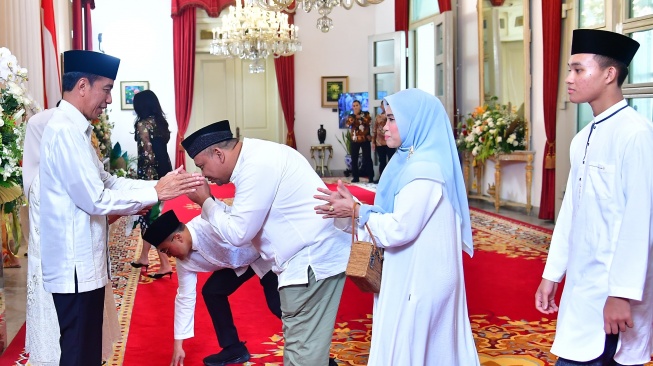 Wakil Menteri Ketenagakerjaan RI, silaturahmi dengan Presiden RI dalam acara open house Presiden Jokowi di Istana Negara. (Dok: Kemnaker)