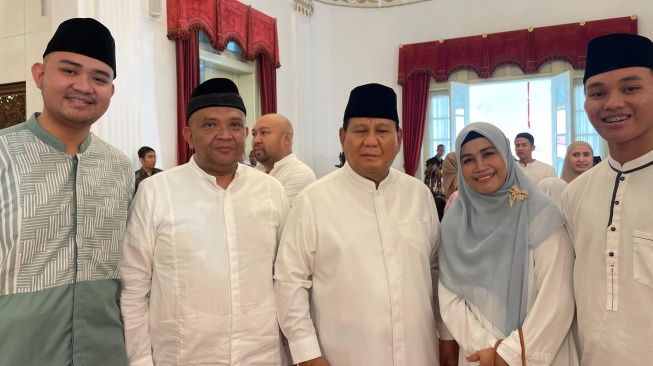 Wamenaker RI silaturahmi dengan Prabowo Subianto Menhan yang juga Presiden terpilih 2024-2029 bertemu dalam acara Open House Presiden Jokowi. (Dok: Kemnaker)