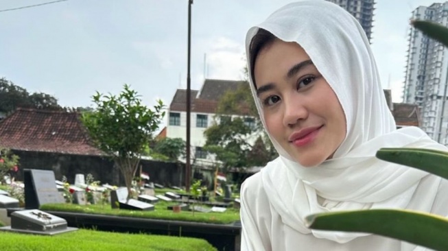 Aaliyah Massaid di makam Adjie Massaid (instagram)