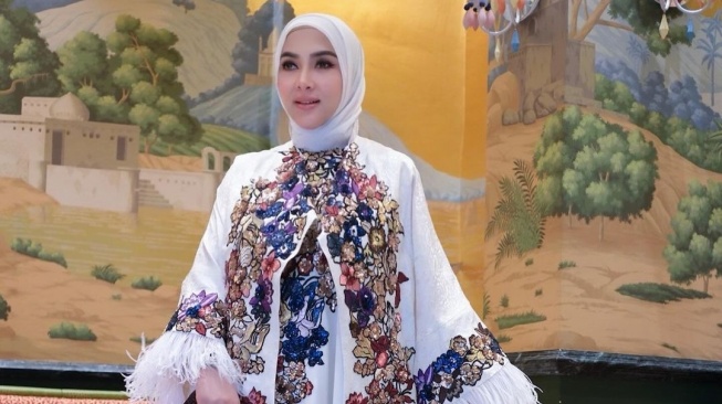 Fakta Outfit Lebaran Syahrini Seharga Ratusan Juta (Instagram/@princessyahrini)