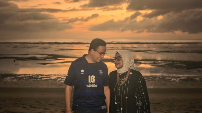 Pamer Foto Mesra Bareng Istri di Bali, Anies Spill Bahasa Indonesianya Sunrise, Warganet Takjub: Baru Tahu