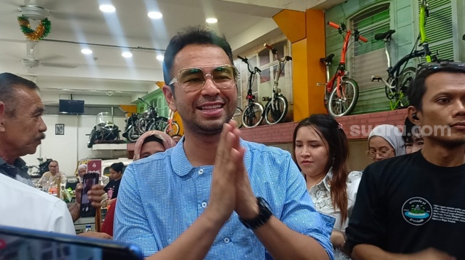 Raffi Ahmad di Jagakarsa, Jakarta Selatan pada Sabtu (13/4/2024). [Suara.com/Rena Pangesti]