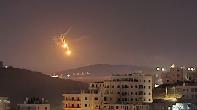 Serangan udara Iran ke Israel yang dilakukan pada Sabtu (13/4/2024) malam. [Akun X @Brics_Dollar]