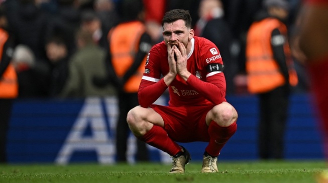 Gestur pemain Liverpool, Andrew Robertson usai laga Liga Inggris kontra Crystal Palace di Anfield, Minggu (14/4/2024) malam WIB. [Paul ELLIS / AFP]