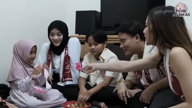 Momen Mahalini Lebaran bareng Keluarga Rizky Febian (YouTube/Putri Delina AS)