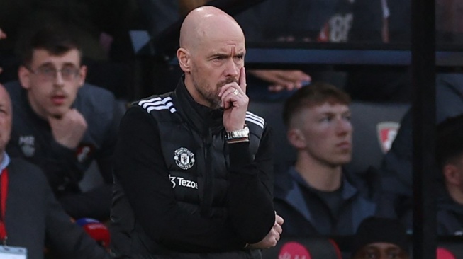 Manajer Manchester United, Erik ten Hag mengamati permainan timnya pada laga Liga Inggris kontra Bournemouth di Stadion Vitality, Bournemouth, Sabtu (13/4/2024) malam WIB. [Adrian DENNIS / AFP]