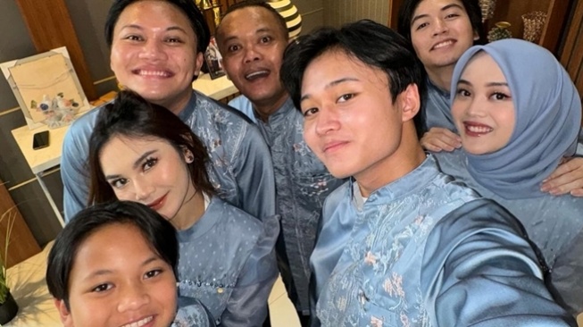 Momen Mahalini Lebaran bareng Keluarga Rizky Febian (Instagram/@putridelinaa)