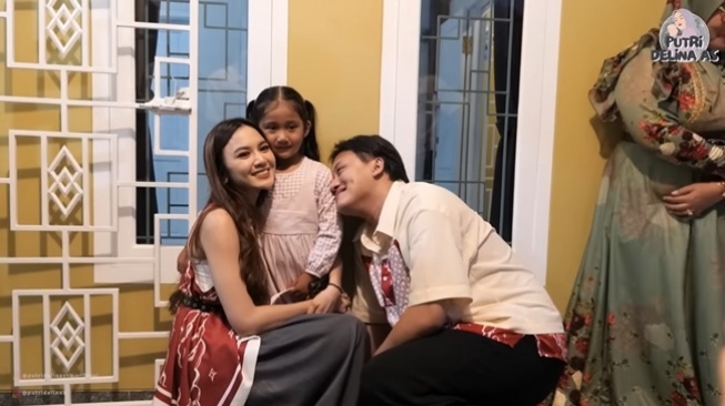 Momen Mahalini Lebaran bareng Keluarga Rizky Febian (YouTube/Putri Delina AS)