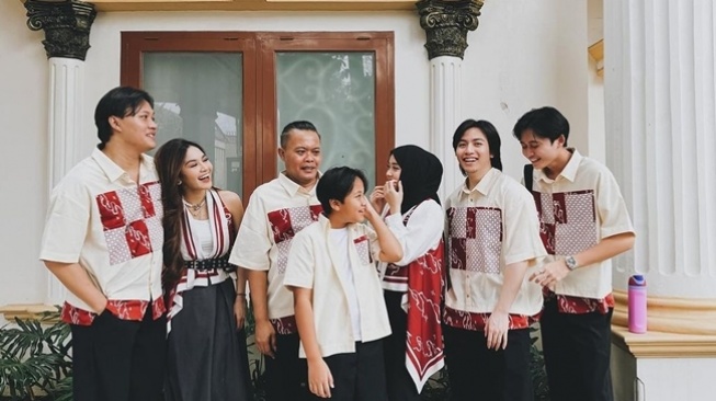 Momen Mahalini Lebaran bareng Keluarga Rizky Febian (Instagram/@rizkyfbian)