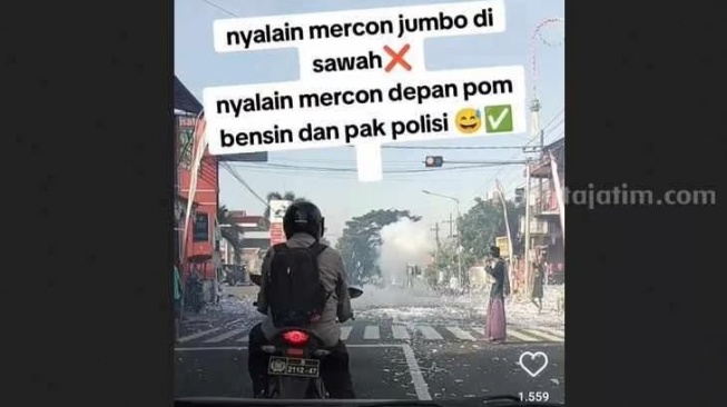 Warga Karangsari Kota Blitar menyalakan petasan di depan polisi. [Beritajatim.com]