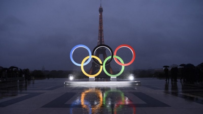 Cincin Olimpiade terlihat di Trocadero Esplanade dekat Menara Eiffel di Paris, pada 13 September 2017, setelah IOC menunjuk Paris sebagai tuan rumah Olimpiade Musim Panas 2024. (AFP/CHRISTOPHE SIMON)