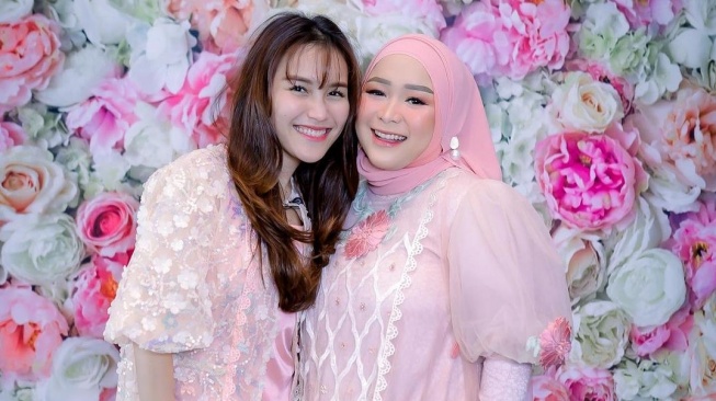 Ayu Ting Ting Kaget Dapat Hampers Lebaran Nyeleneh dari sang Adik, Ternyata Harganya Segini?