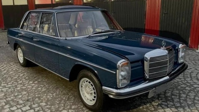 Mobil klasik Meecedes-Benz W114 yang diunggah Zara putri Ridwan Kamil. (Tangkapan layar/IG)