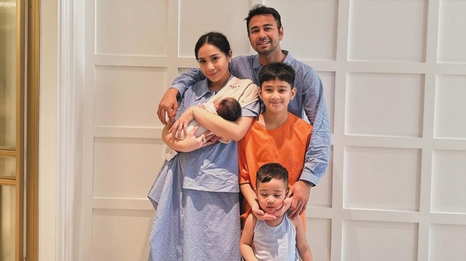 Raffi Ahmad Dikabarkan Adopsi Anak, Bagaimana Hukumnya Menurut Agama Islam?