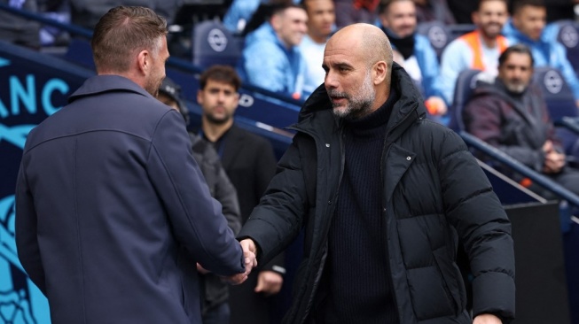 Manajer Manchester City, Pep Guardiola (kanan) menyalami pelatih Luton Town pada pertandingan Liga Inggris di Stadion Etihad, Manchester, Sabtu (13/4/2024) malam WIB. [D. Staples / AFP]