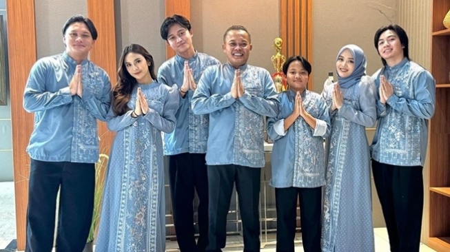 Momen Mahalini Lebaran bareng Keluarga Rizky Febian (Instagram/@putridelinaa)